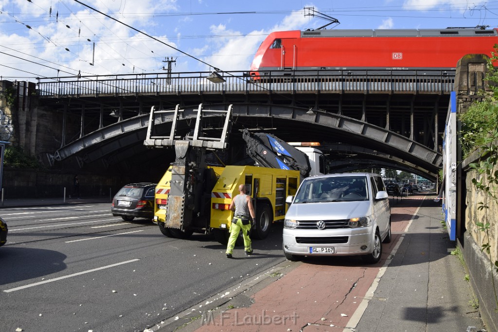 LKW blieb unter Bruecke haengen Koeln Deutz Opladenerstr Deutz Muelheimerstr P026.JPG - Miklos Laubert